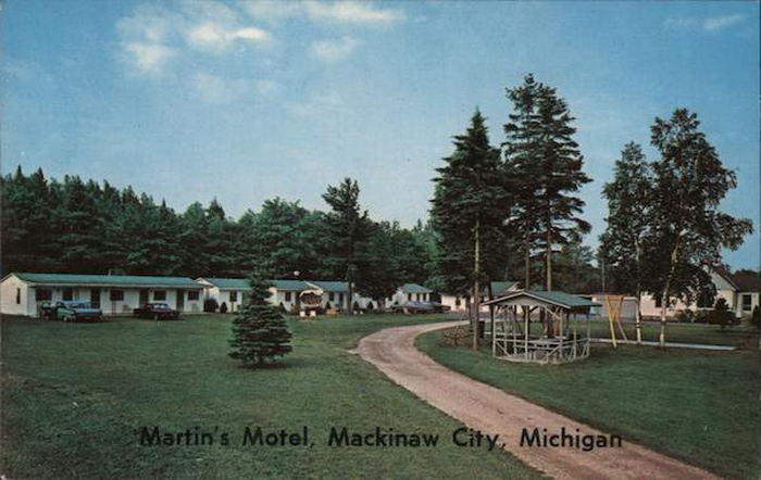 Martins Motel & Cottages (Matthews Motel) - Vintage Postcard (newer photo)